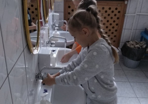 Dokładnie myjemy ręce zgodnie z instrukcją